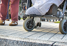 Rollstuhl am Bahnsteig